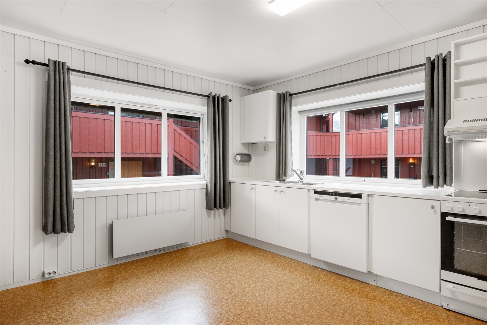 Rommet er lyst og luftig, og vindusflatene slipper inn godt med dagslys. Galleribilde