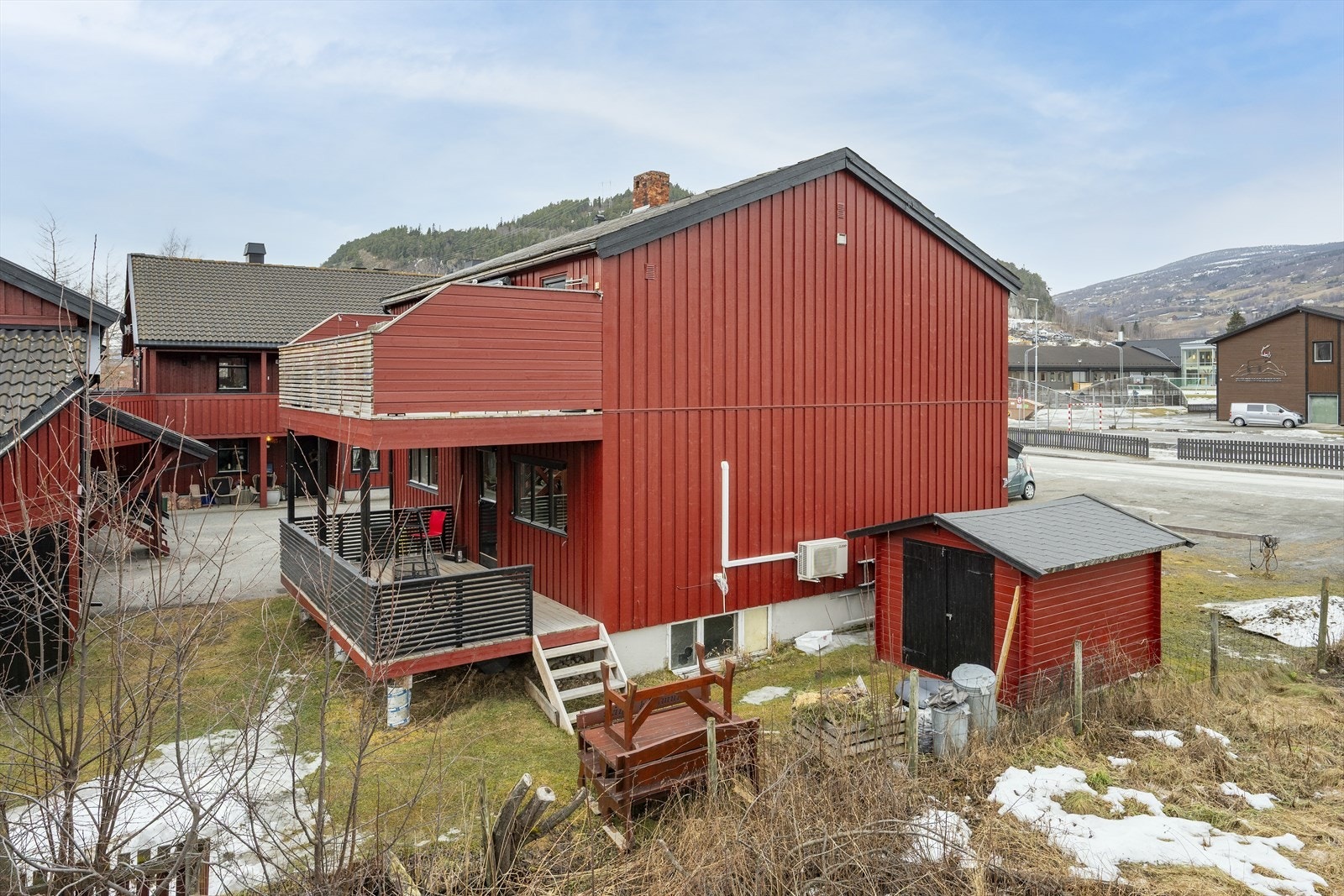 Fra terrassen er det anlagt trapp ut til hageområdet. Galleribilde