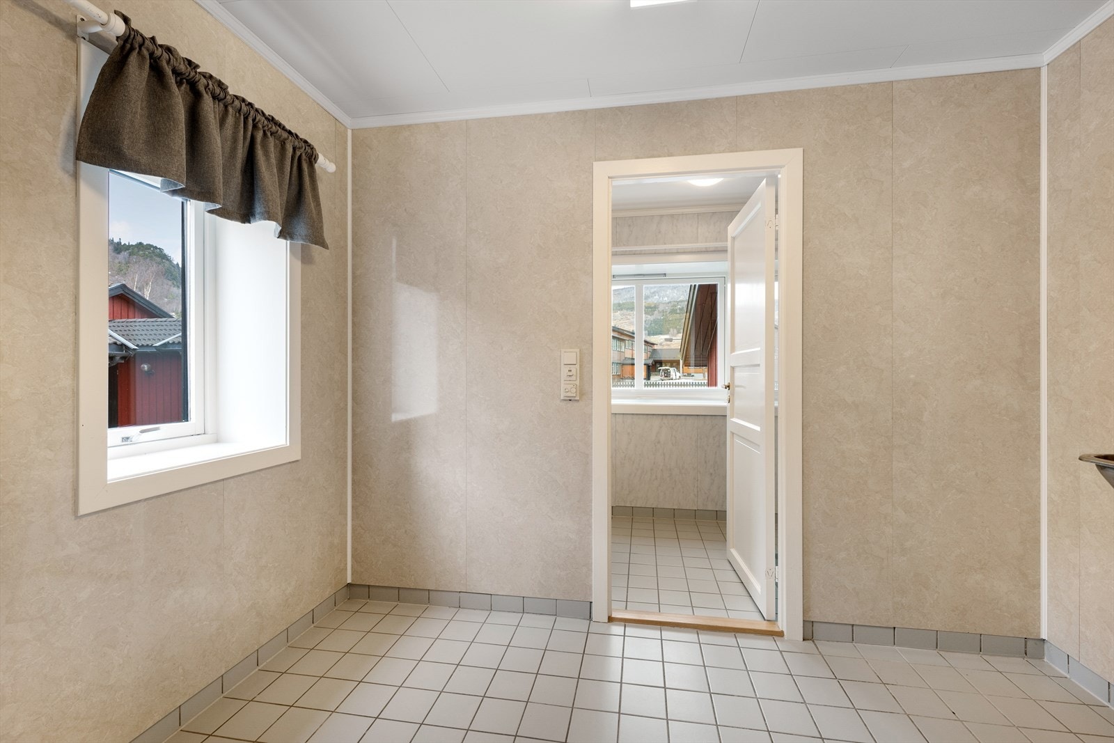 Gulvarealet gir plass til tørkestativ mm. Vaskerommet har samme standard som badet, og oppgradering må påregnes. Galleribilde