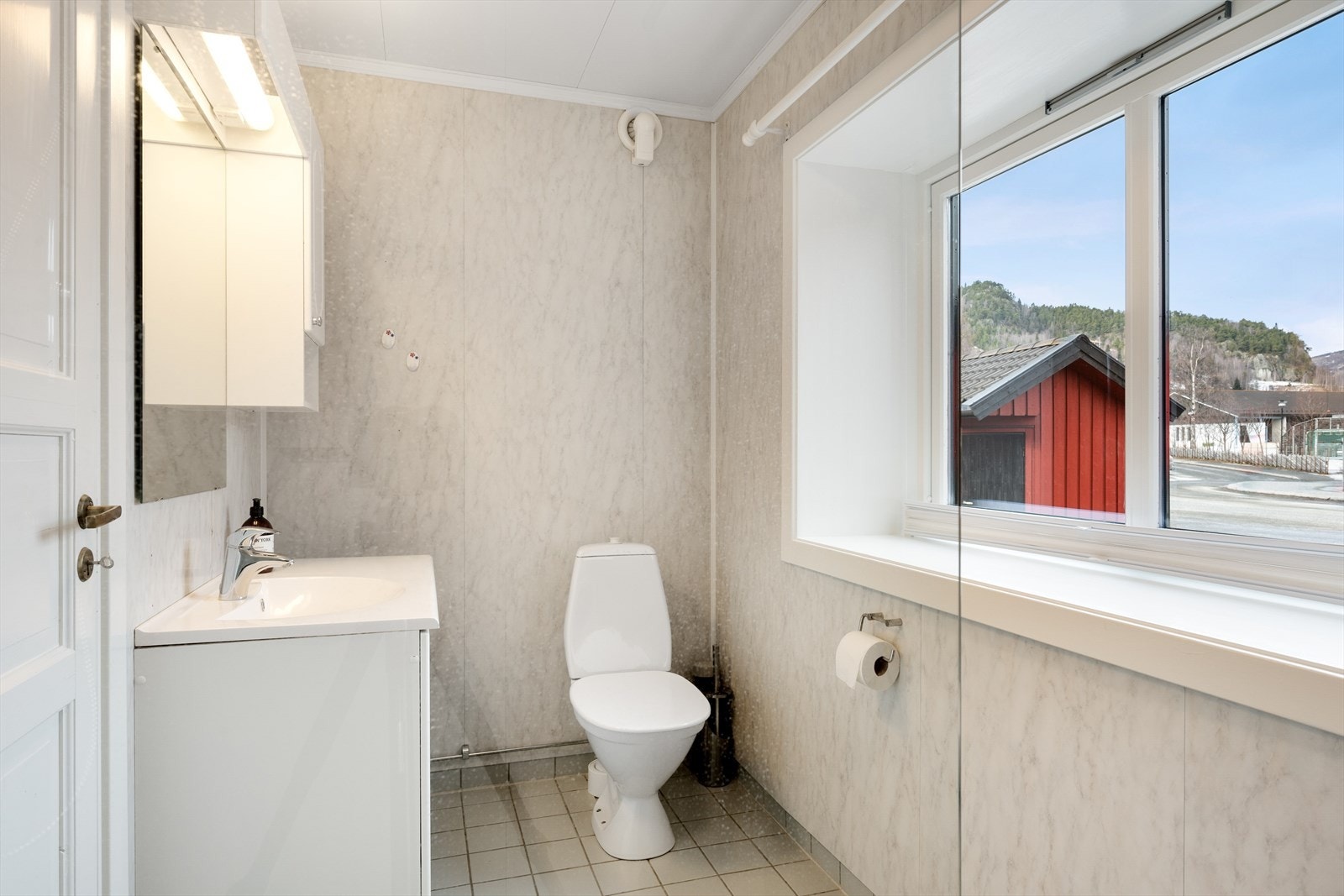 Rommet er innredet m/skapinnredning, dusjnisje og gulvmontert toalett. Galleribilde