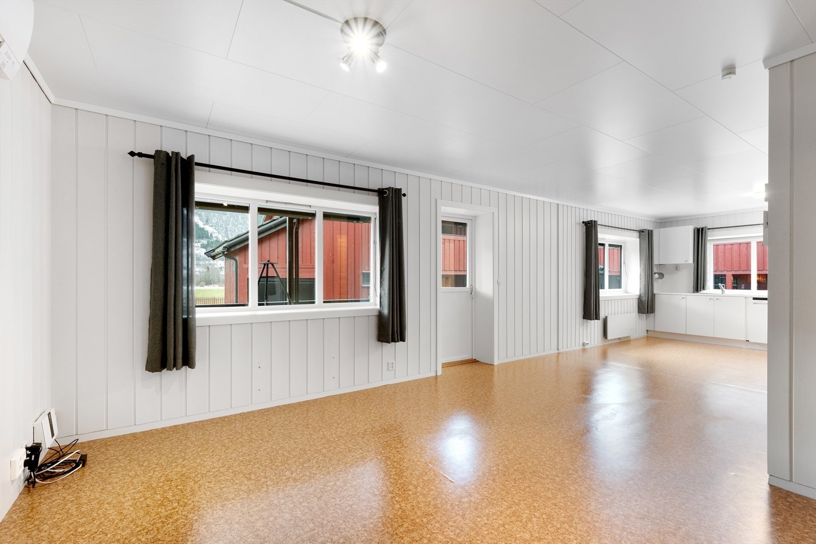 Fra stue/kjøkken er det utgang til overbygd terrasse. Galleribilde