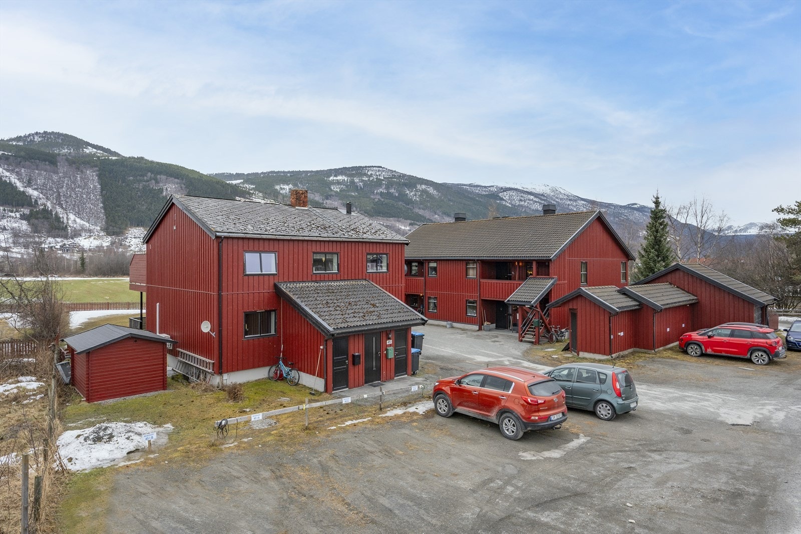 Boligen har en sentral beliggenhet i nedre del av Vågå sentrum. Galleribilde