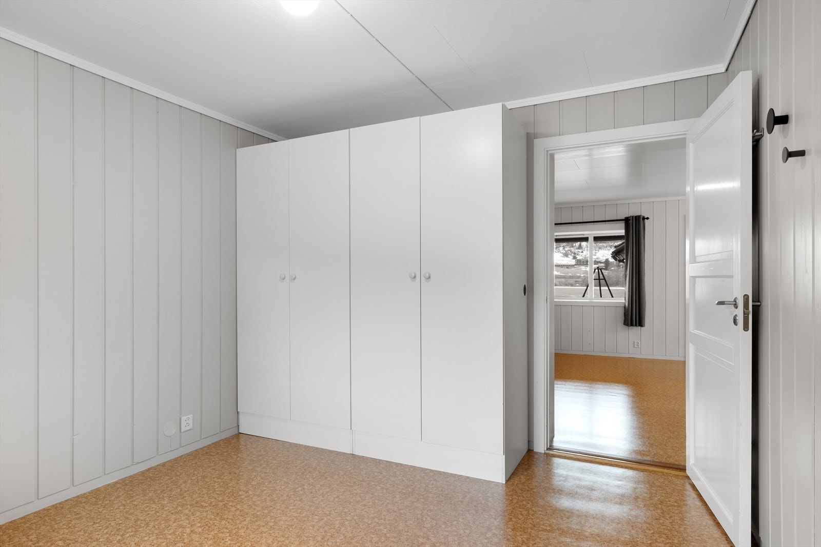 To garderobeskap gir godt med oppbevaringsplass. Galleribilde