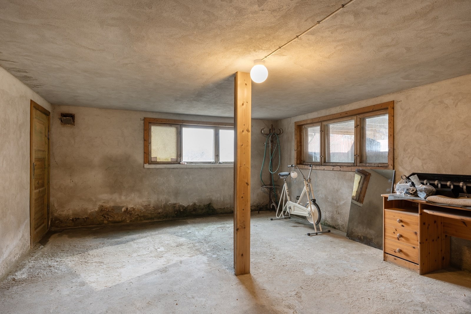 Grunnet at det er registrert fukt/råte bør det foretas tiltak. Galleribilde