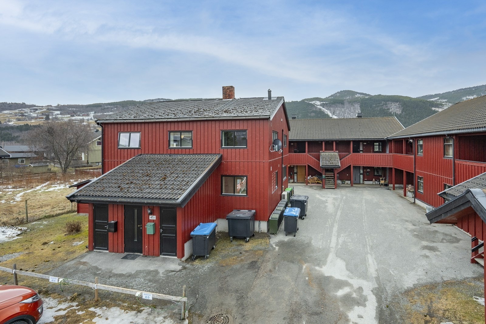 Lett adkomst og p-plass rett utenfor døra. Galleribilde