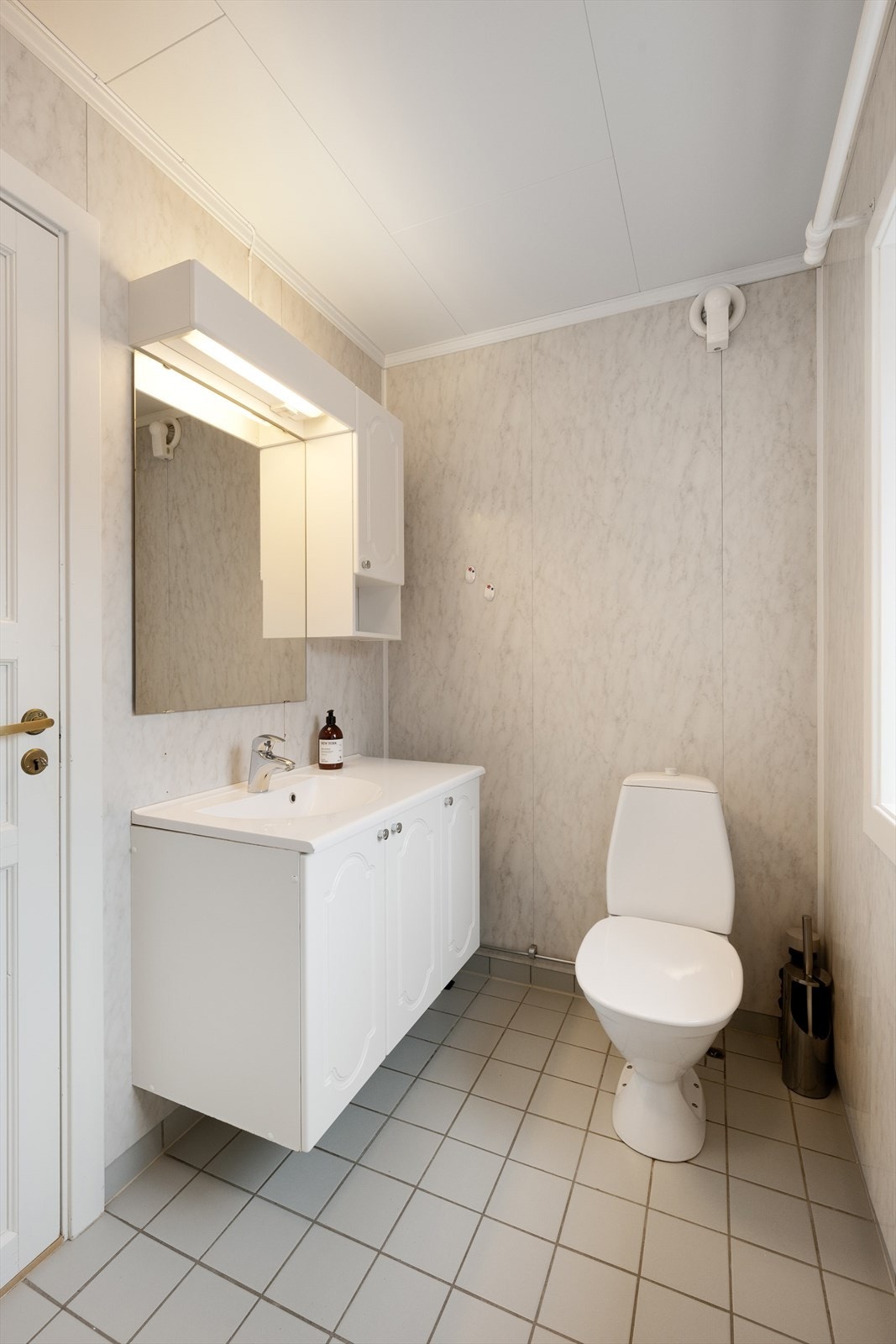 I tillegg overskap m/belysning og speil. Galleribilde