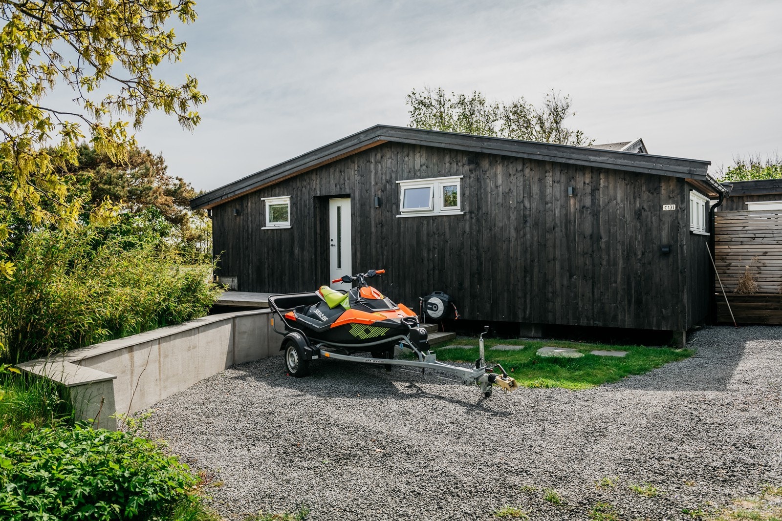 Hytten har gruset gårdsplass, med plass til flere biler Galleribilde