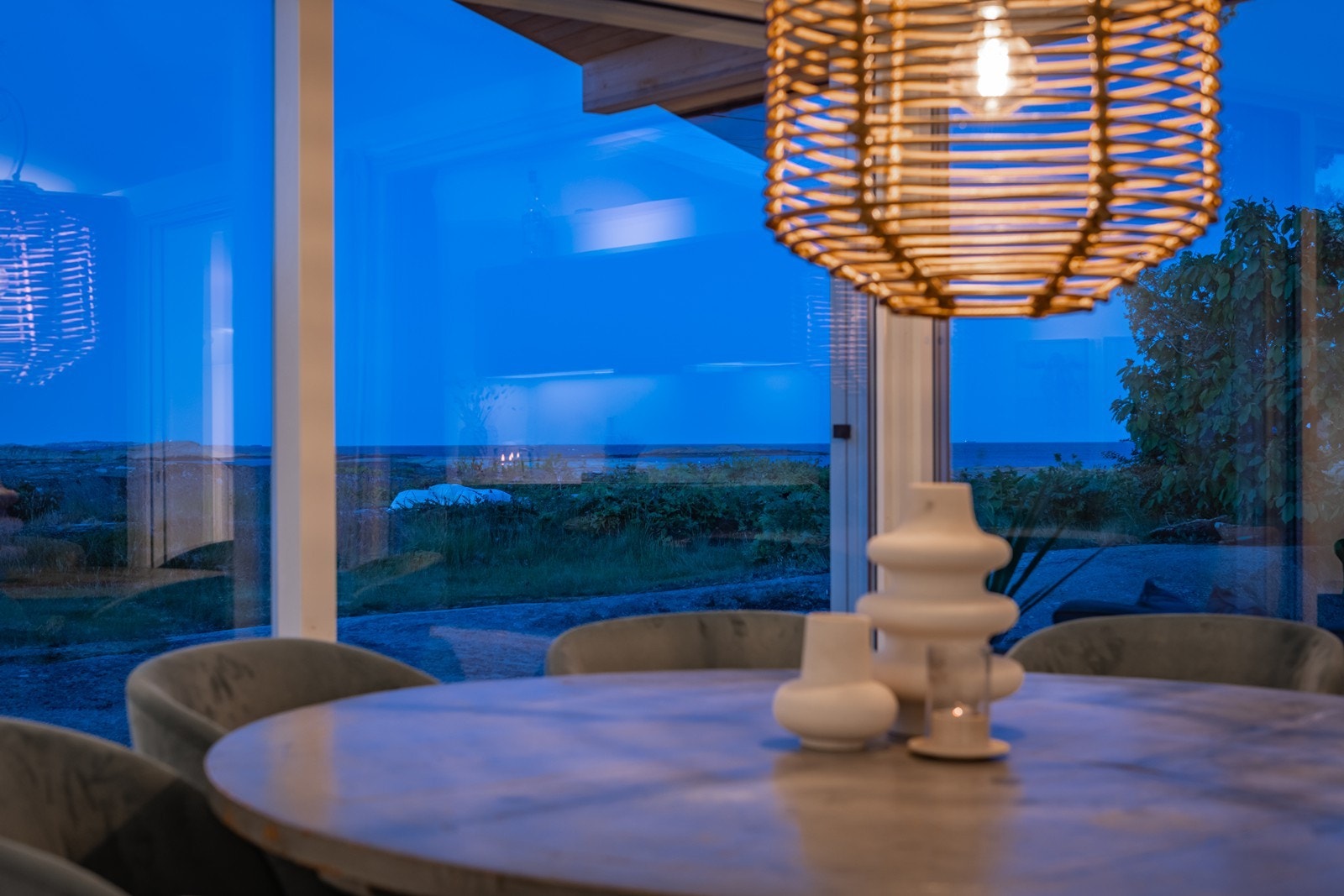 God stemning om kvelden med nydelig utsikt ved spisebordet. Galleribilde