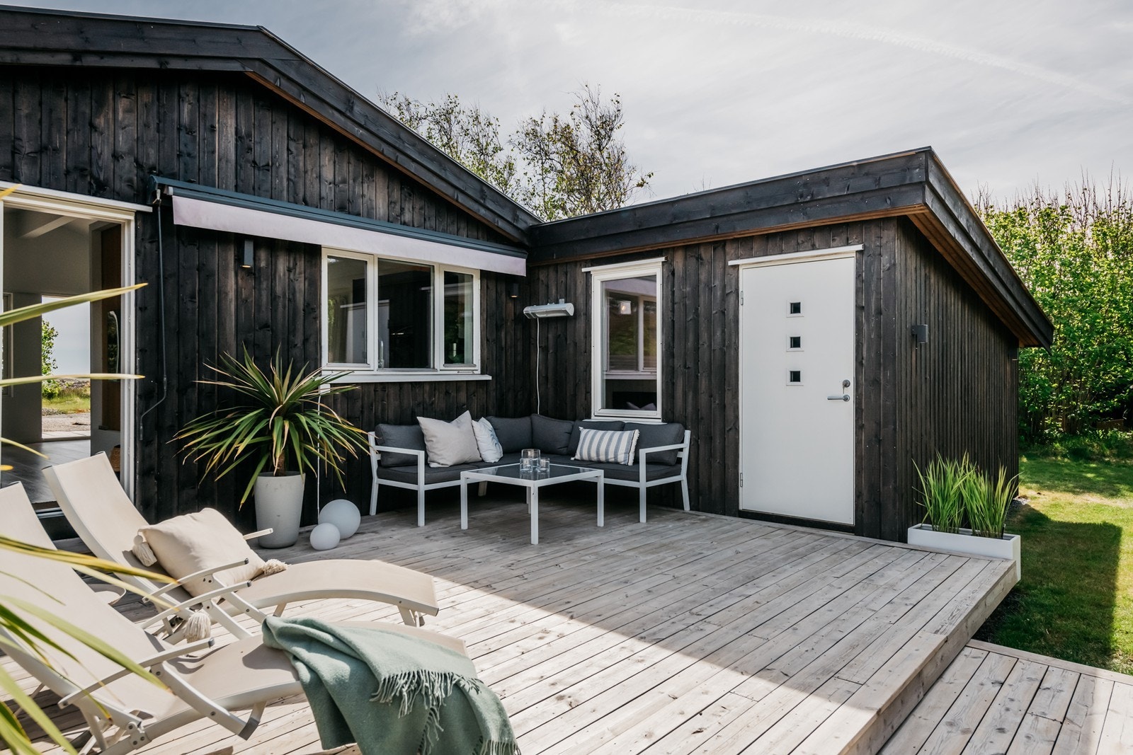 Lun og fin uteplass Galleribilde