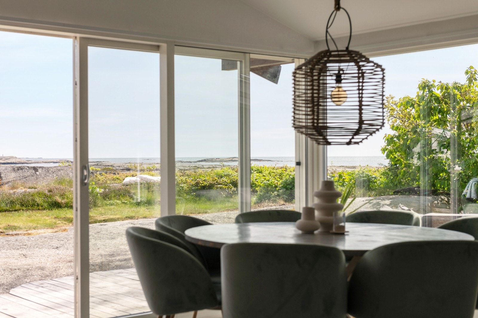 Det er nydelig og vidstrakt sjøutsikt over svabergene og ut mot Svenner fyr. Galleribilde