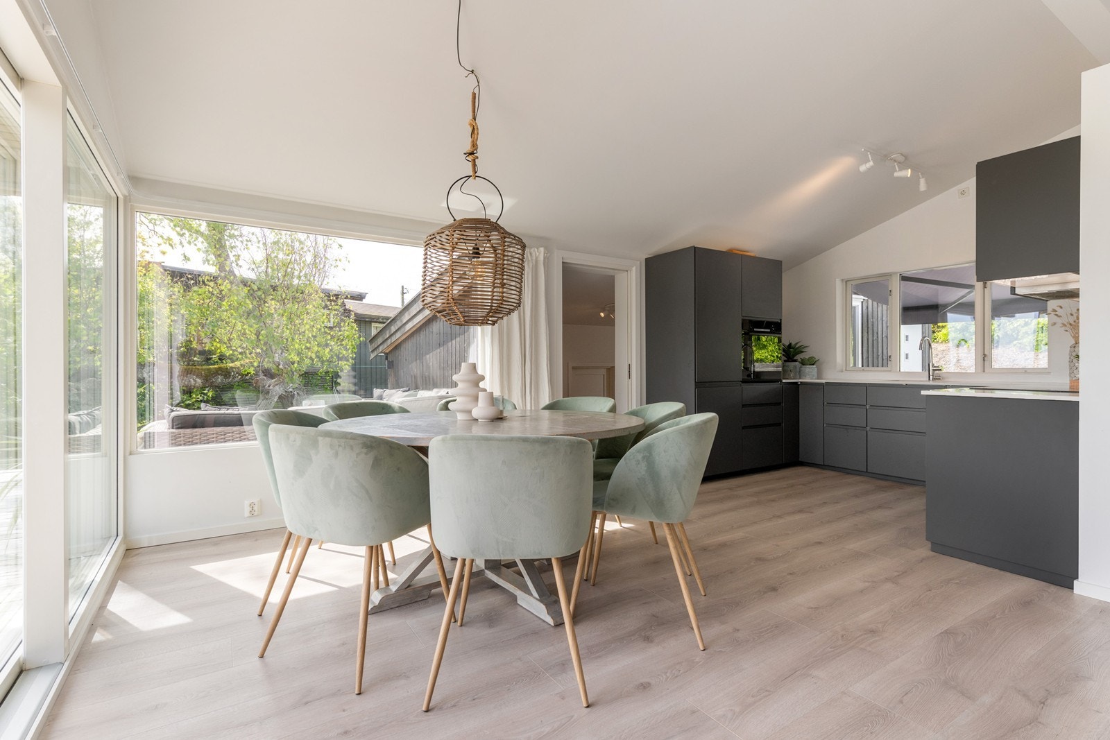 Spisestue ved kjøkken Galleribilde