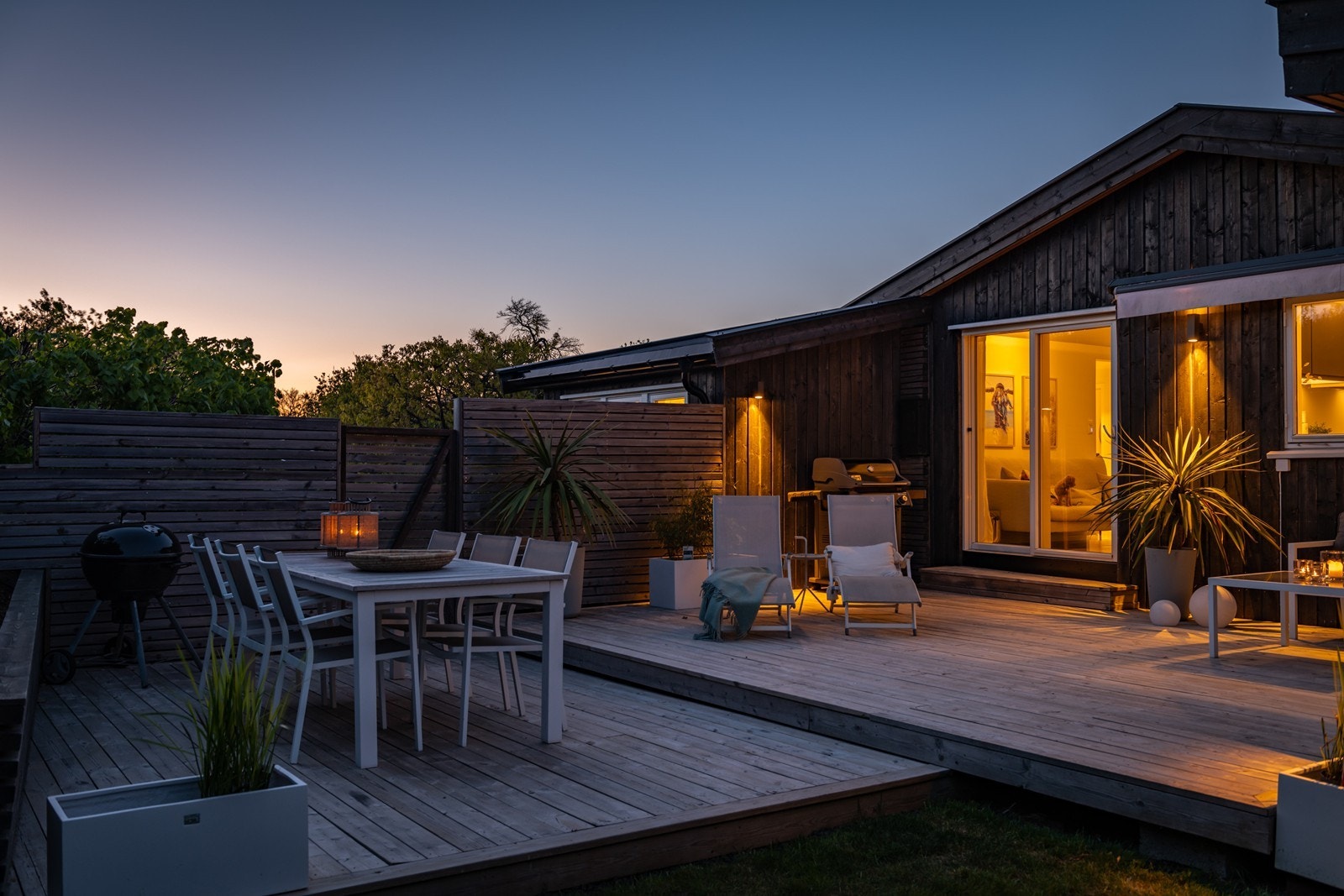 Kveldsstemning på terrasse på vestsiden Galleribilde