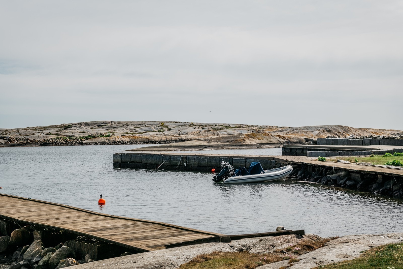 Det medfølger båtplass på brygge like ved hytta Galleribilde