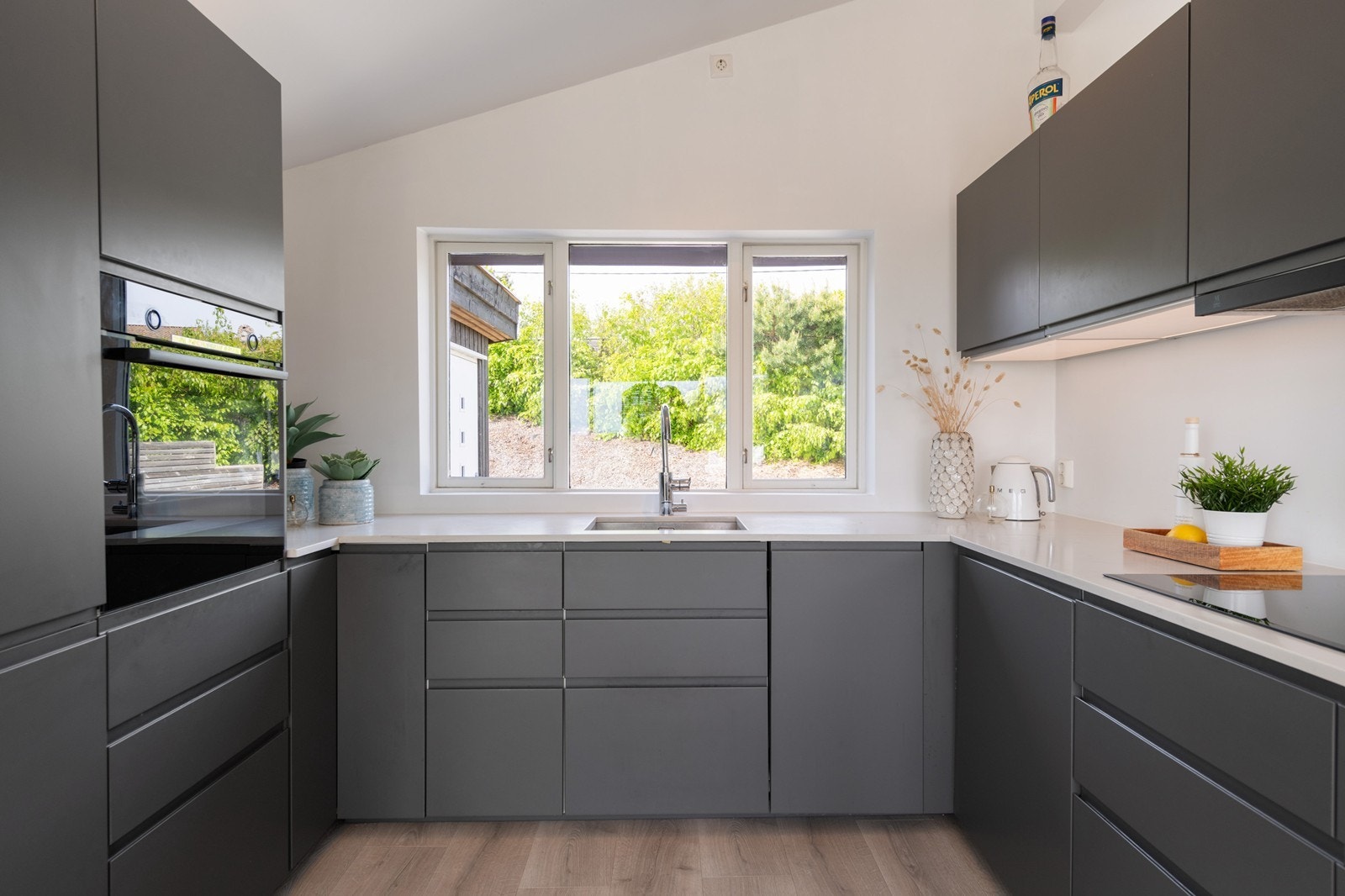 Pent kjøkken i åpen løsning mot spisestue Galleribilde