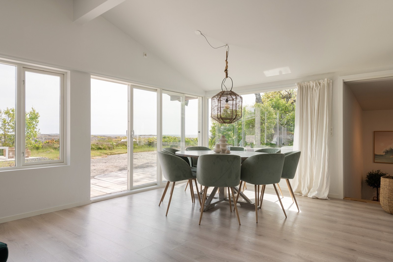 Fantastisk stue/spisestue med stor takhøyde og praktfull utsikt Galleribilde