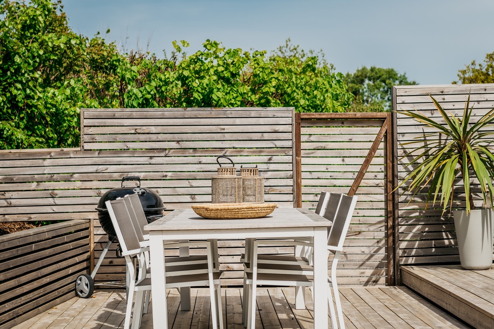 Skjermet og fin uteplass på vestsiden her kan man nyte sommermiddagene i kveldssolen. Galleribilde