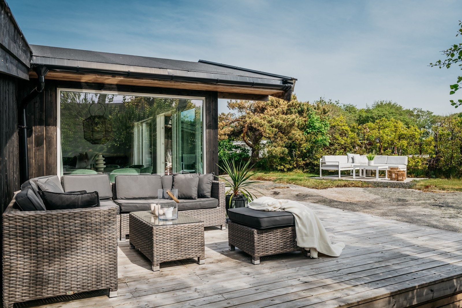 Stor solrik terrasse mot sydøst. Galleribilde