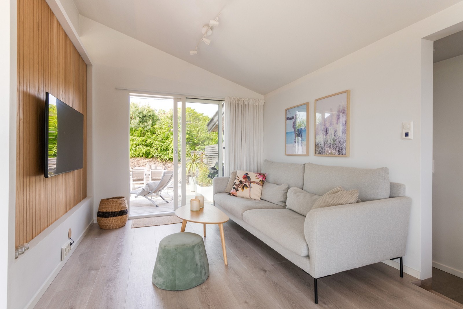 Tv stue med utgang til nydelig uteplass på vestsiden Galleribilde