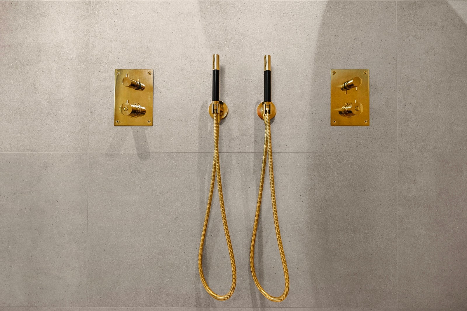 Alle armaturene er i messing fra Tapwell og rommet er også tilrettelagt for badekar. Galleribilde