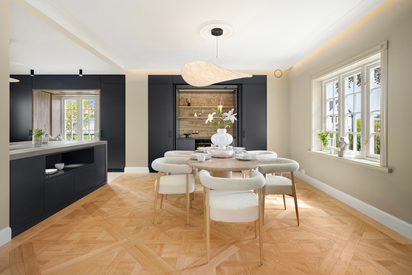 Vinduer på tre sider fyller rommet med dagslys og overflatene i spisestuen er likt som i stuen, helhetlig og stilrent. Galleribilde