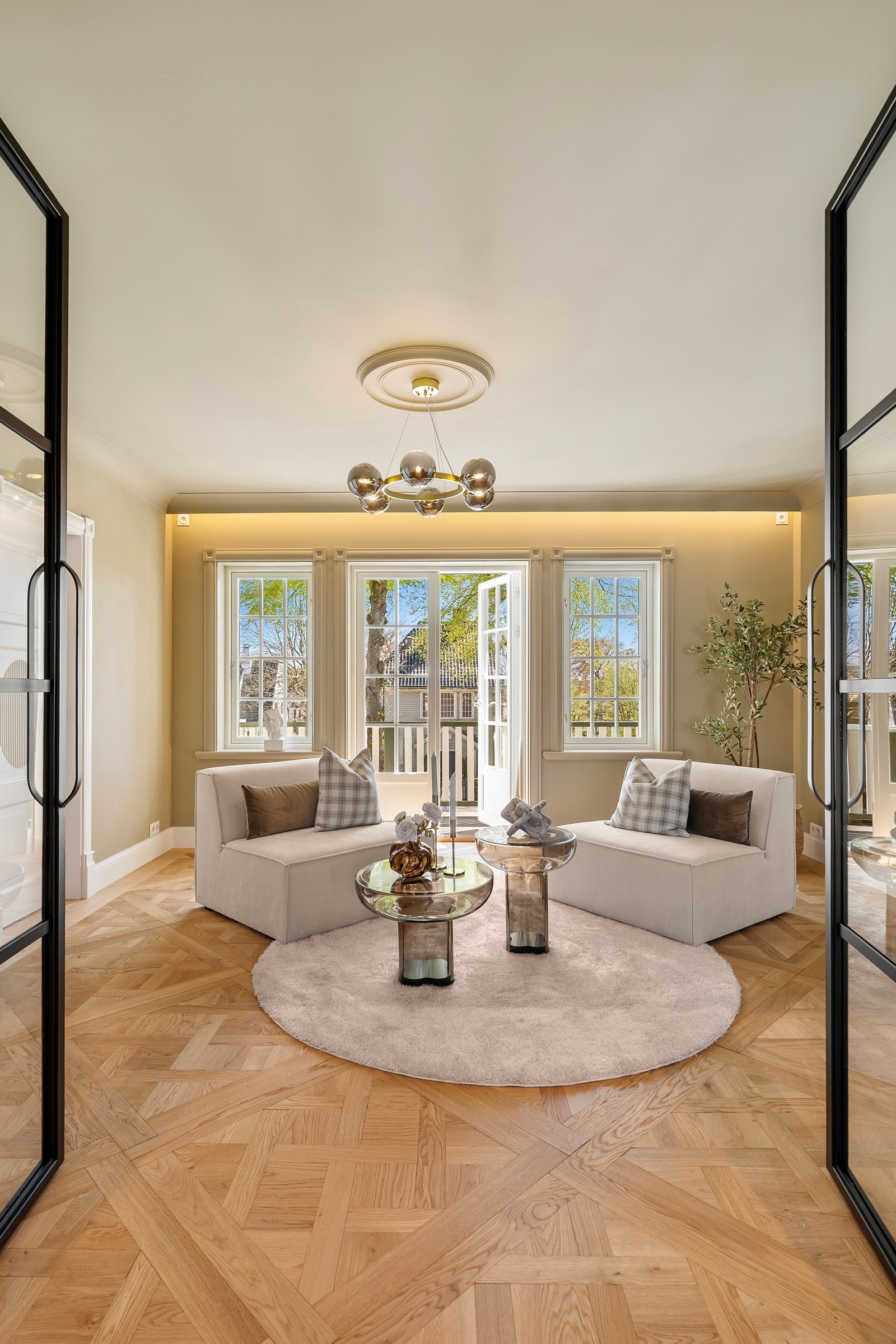 Mellom stuen i andre etasje og hallen er det satt inn store, tofløyede glassdører i smijernsramme, med like brede glassfelt på hver side. Galleribilde