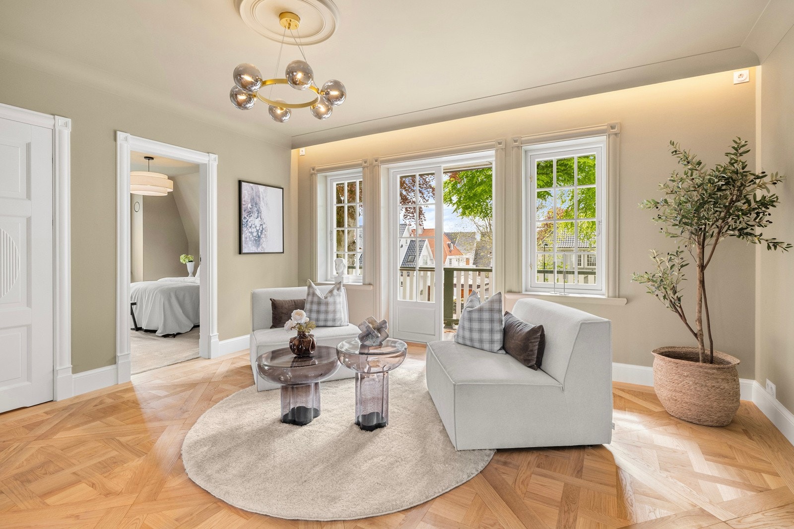 Langs himlingen mot balkongen er det åpent felt med stemningsbelysning. Galleribilde