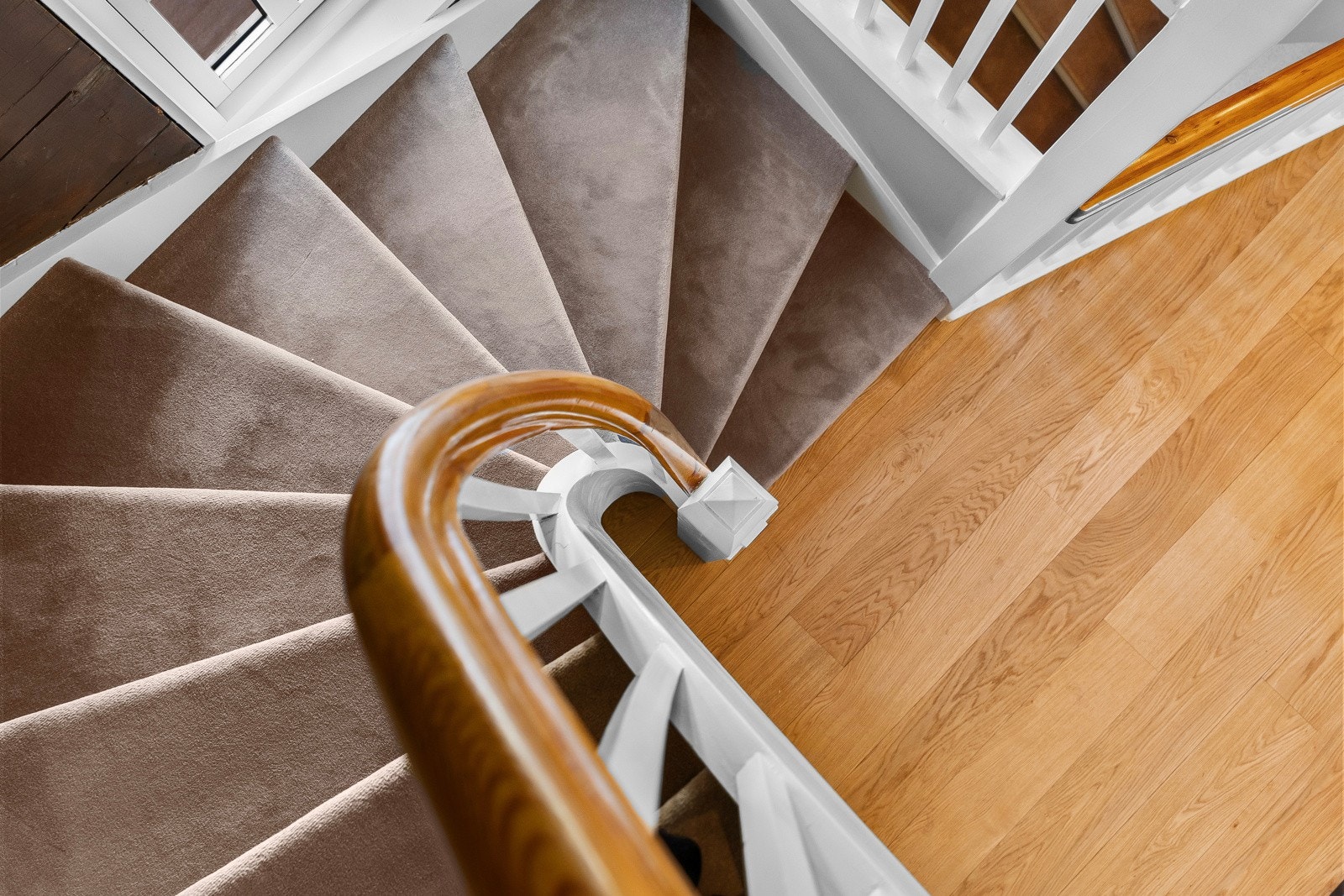 Trappen er hvitmalt med trehvit, lakket håndløper og forgylte detaljer i toppen på hver stolpe, likt som i øvrige etasjer. Galleribilde