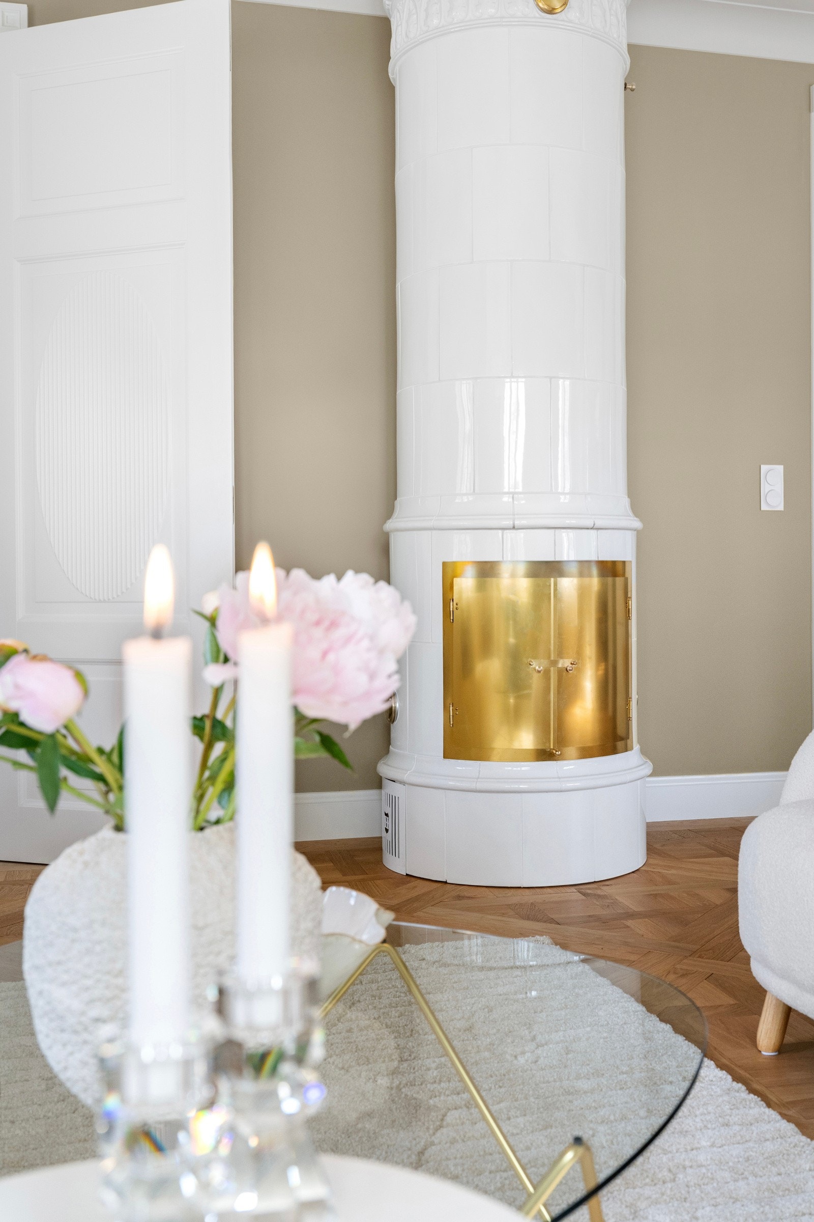 Stuens absolutte blikkfang er en høyreist og påkostet kakkelovn fra svenske Gabrielsen kakelugn. Galleribilde