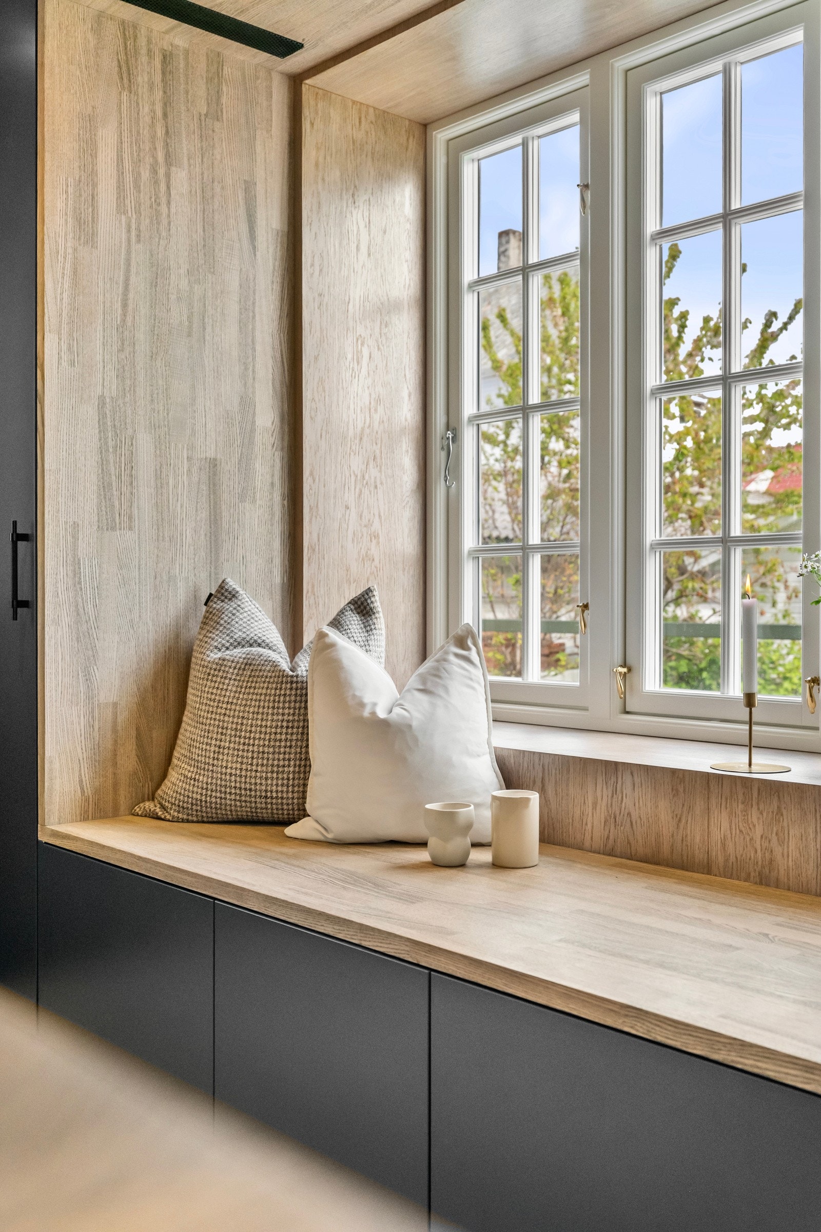 Den ene er bygd rundt et vindu og den andre plassert i endeveggen ved spisestuen. Galleribilde