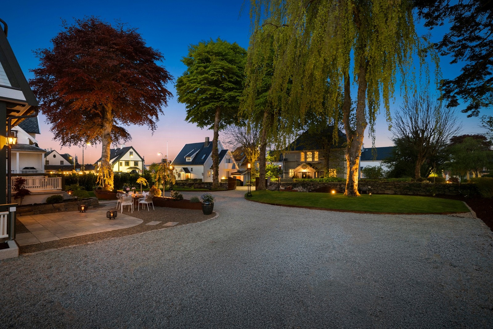 En liten detalj er at byggets arkitekt, Erik Erga, i sin tid var involvert i utformingen av lyktestolpene ved vannet. Galleribilde