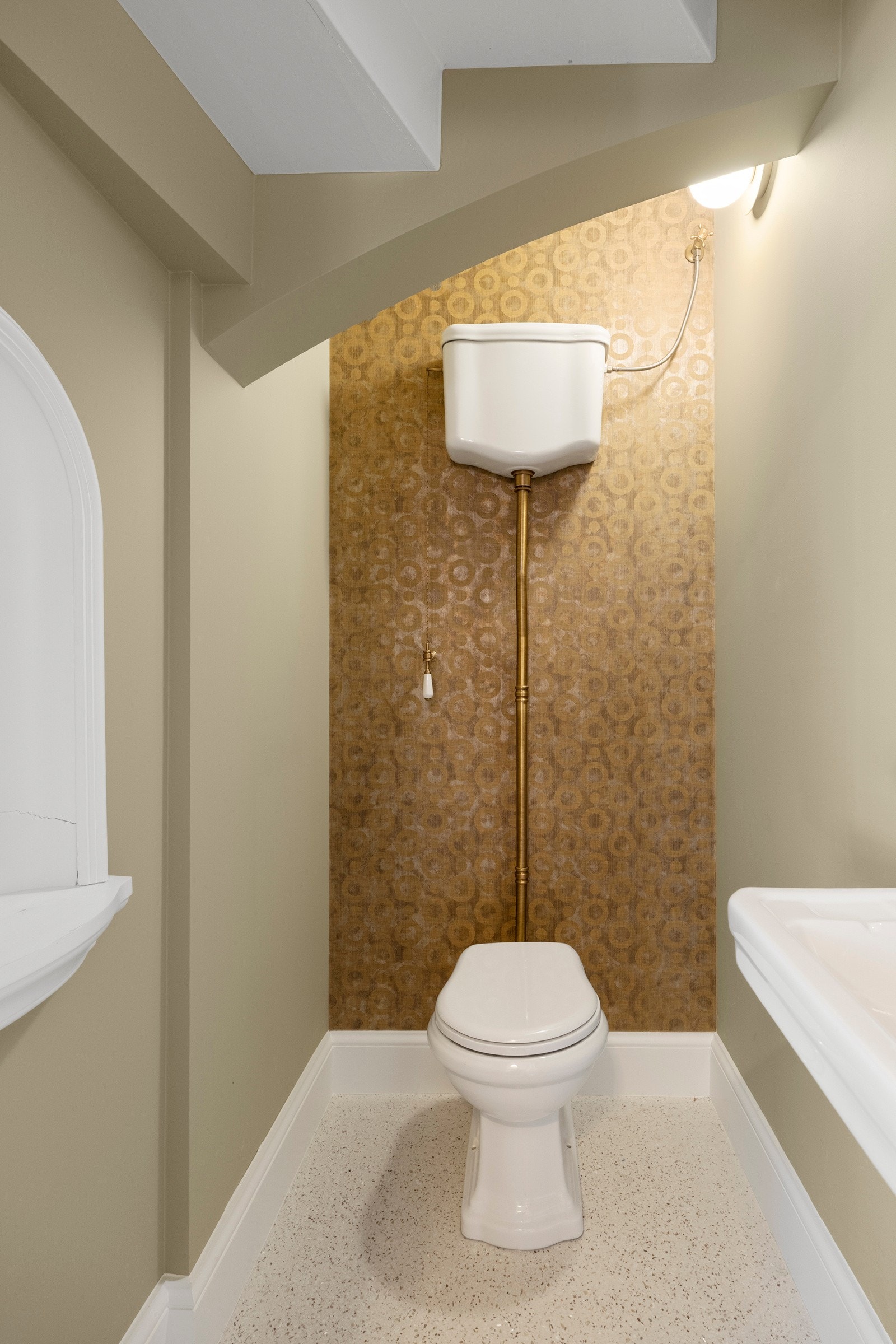 Her er det inngang til gjestetoalett og nyoppusset trapp opp til andre etasje. Galleribilde