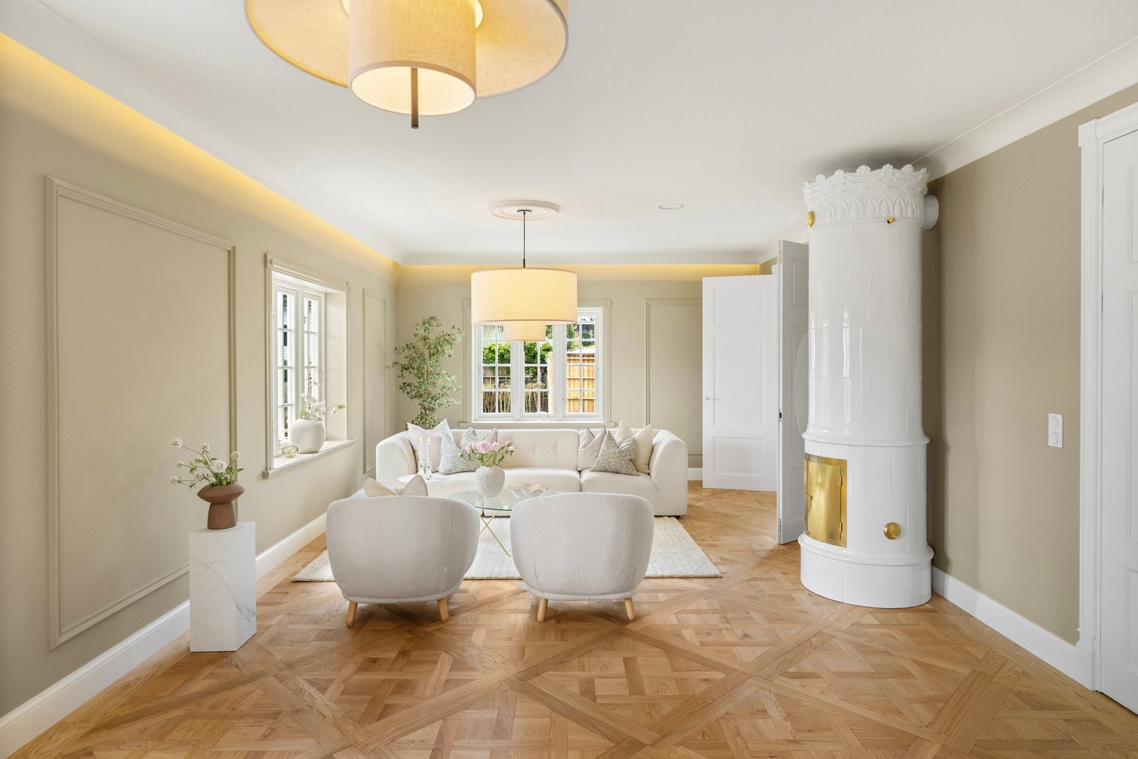 Dørene har messingklinker med hvit gripeflate og ovale relieffer, en kopi av husets originale dører. Galleribilde