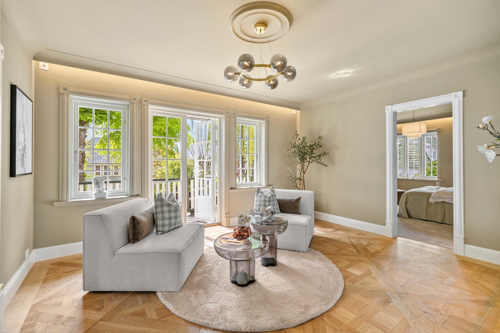 Rommet er utført med mønsterparkett på gulvet, samt tak, vegger, stukkatur og takrosett malt i samme nyanse. Galleribilde