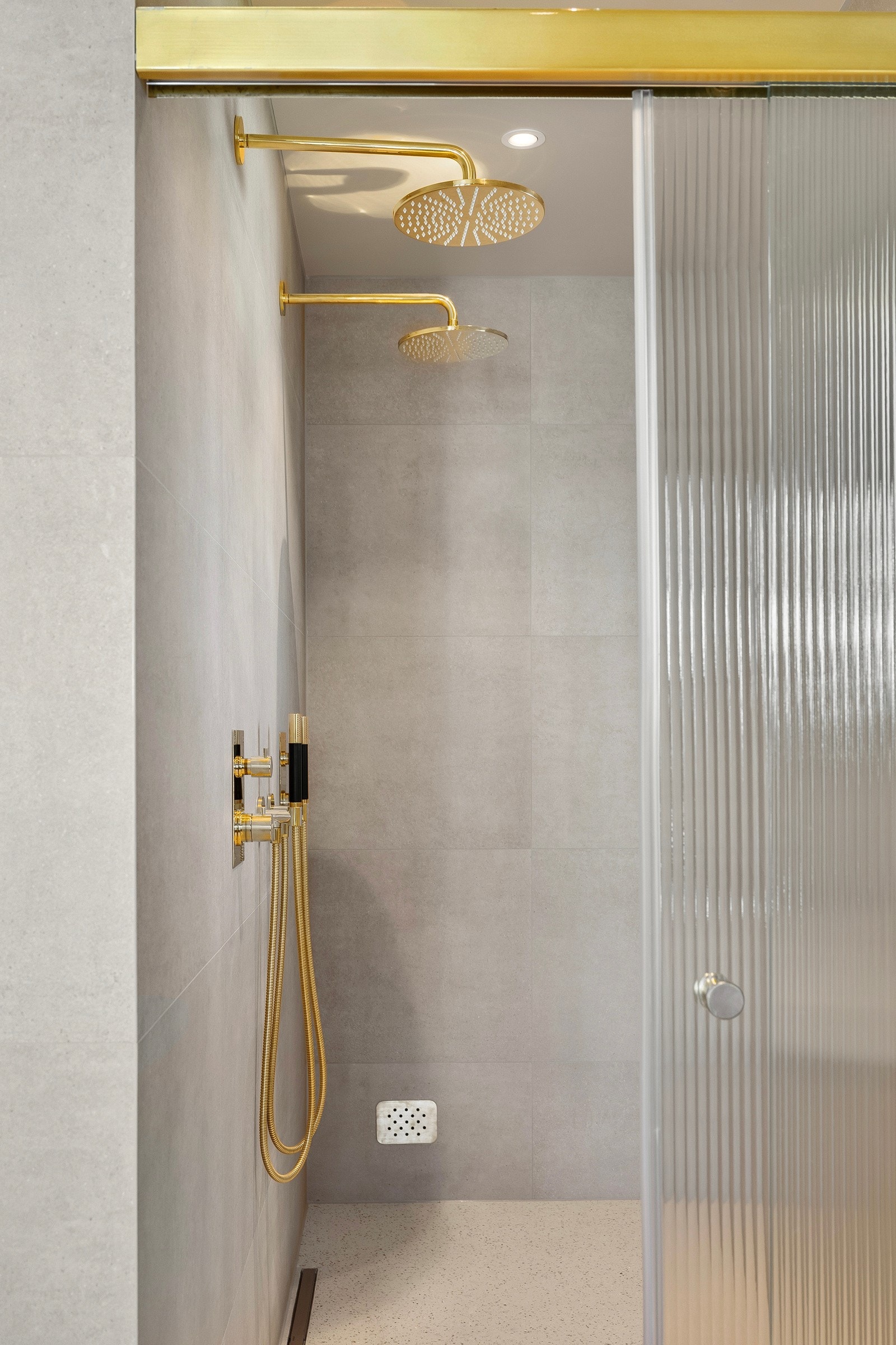 Nisjen har dobbel regnfallsdusj, dobbel hånddusj, innebygde rør, et lite vindu med eikekarmer og en smal slukrenne langs veggen. Galleribilde