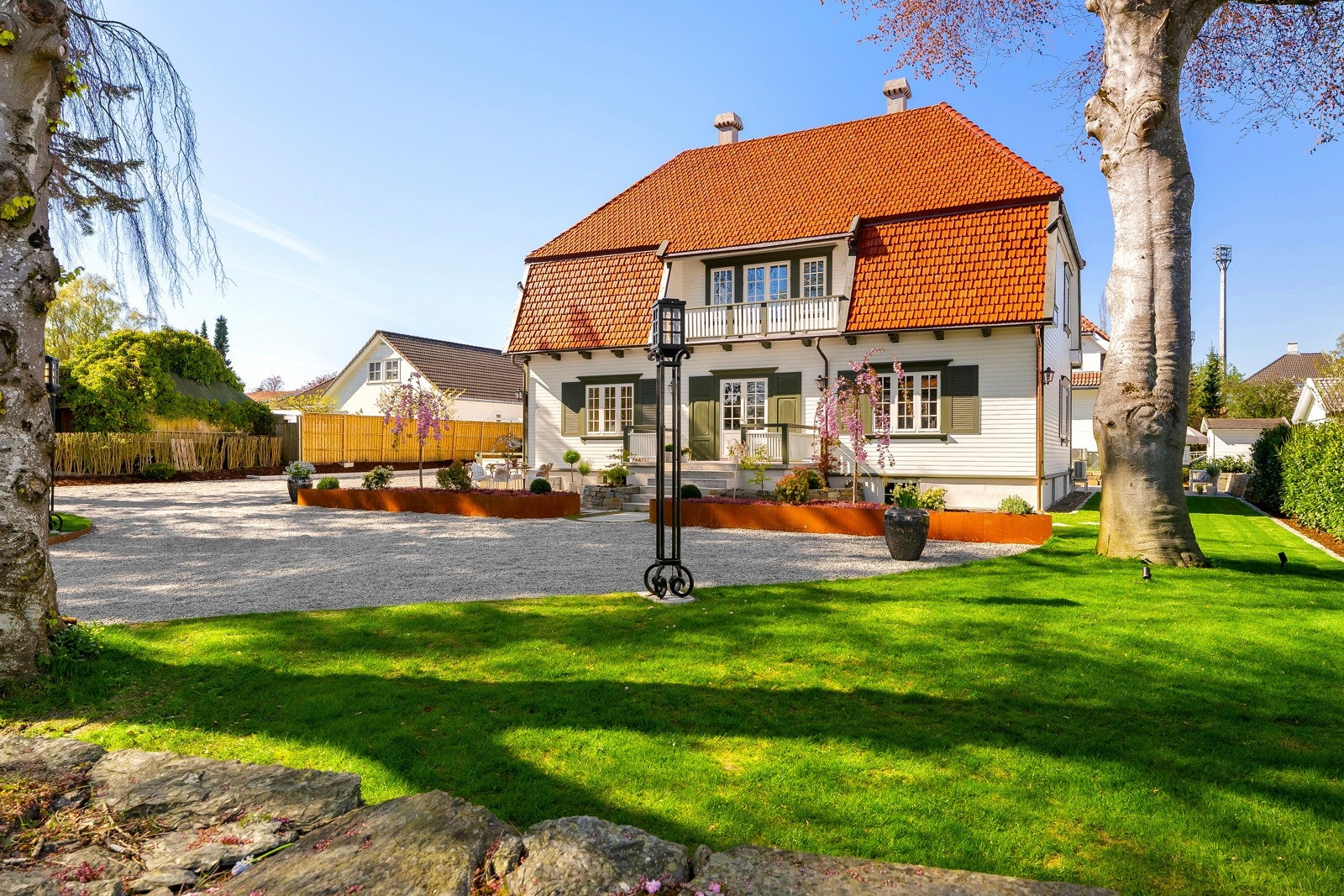 Oppussingsprosessen har foregått i tett dialog med byantikvaren, med tanke på å gjenskape byggets og hagens autentiske uttrykk. Galleribilde