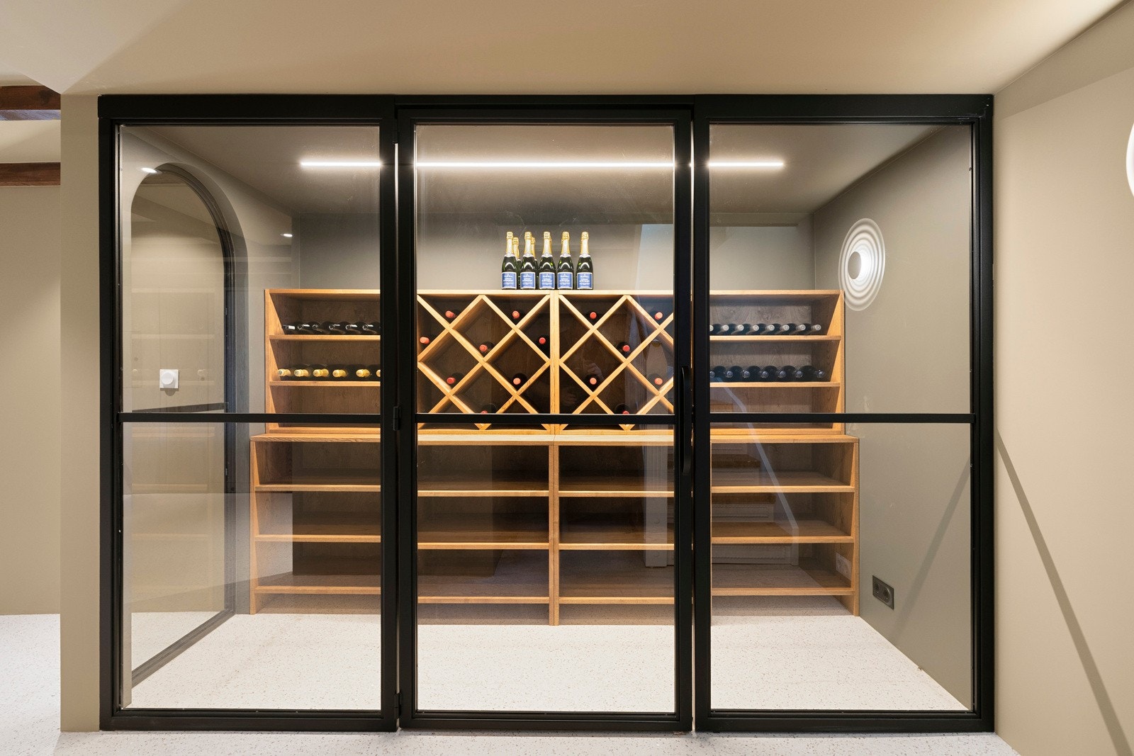 Vinrommet er innredet med en massiv innredning i eik i hele rommets lengde. Galleribilde