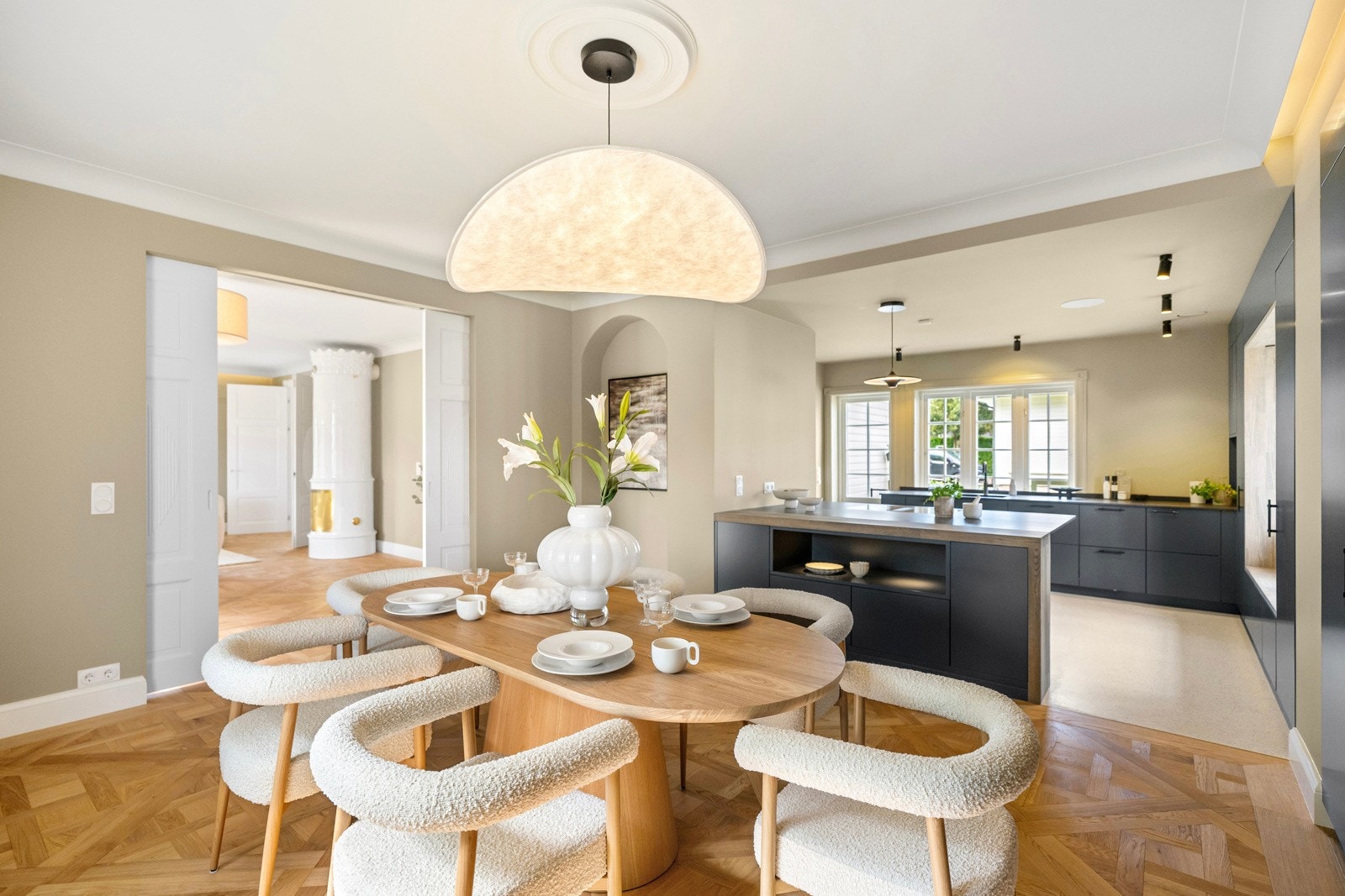 Øya har både skap og hyller med belysning mot spisestuen, og store kolonialskuffer på kjøkkensiden. Galleribilde