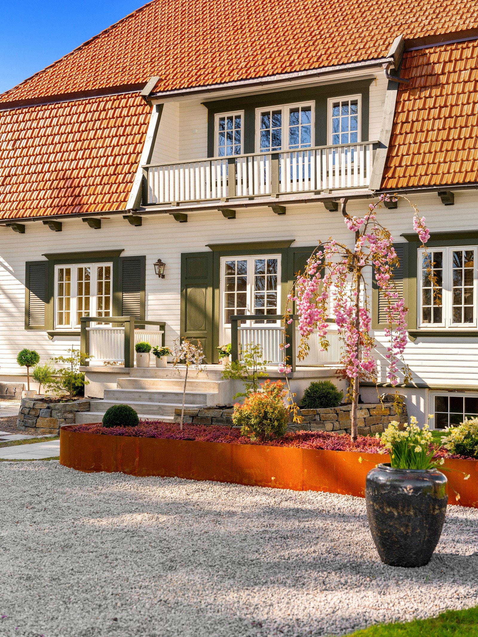 Tomten er på drøye ett mål, usedvanlig stort i dette nabolaget. Galleribilde