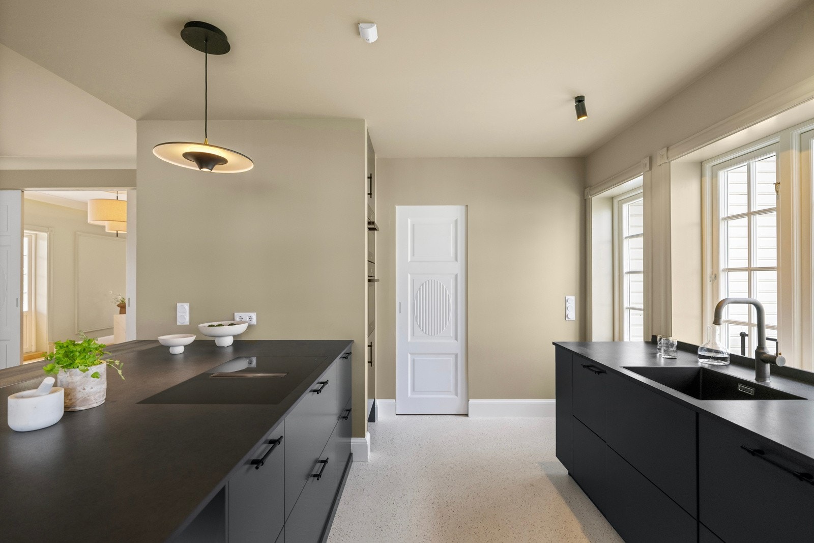 Kjøkkenet har videre integrert stekeovn, mikrobølgeovn, oppvaskmaskin og kjøl/frys. Flere av hvitevarene er fra Miele. Galleribilde