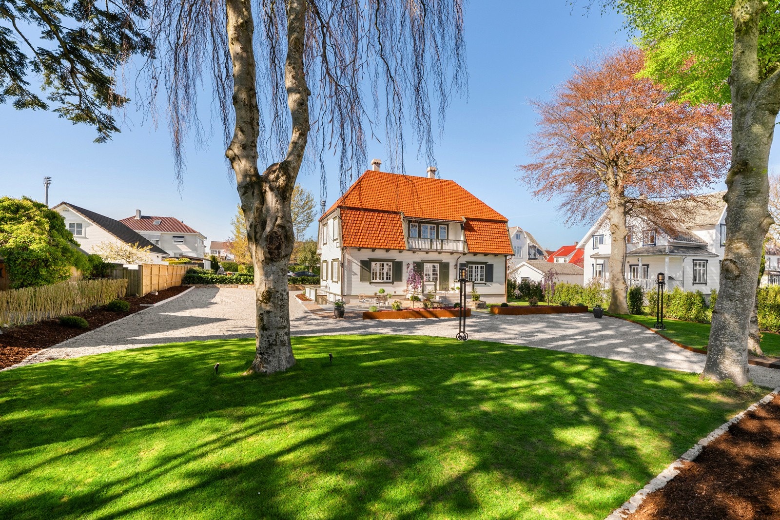 Terrassen er midtstilt i fasaden og overbygges dels av en litt inntrukket balkong på ca. 6 kvm i etasjen over. Galleribilde