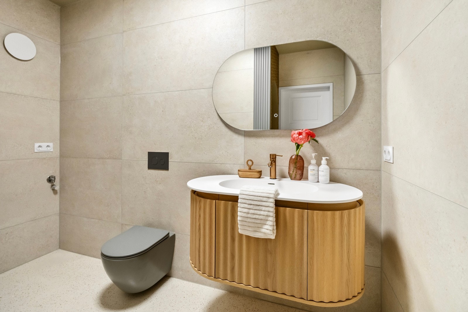 Det andre badet i andre etasje har lyst terrazzogulv, gråbeige fliser på veggene, flott takhøyde og listefri himling. Galleribilde