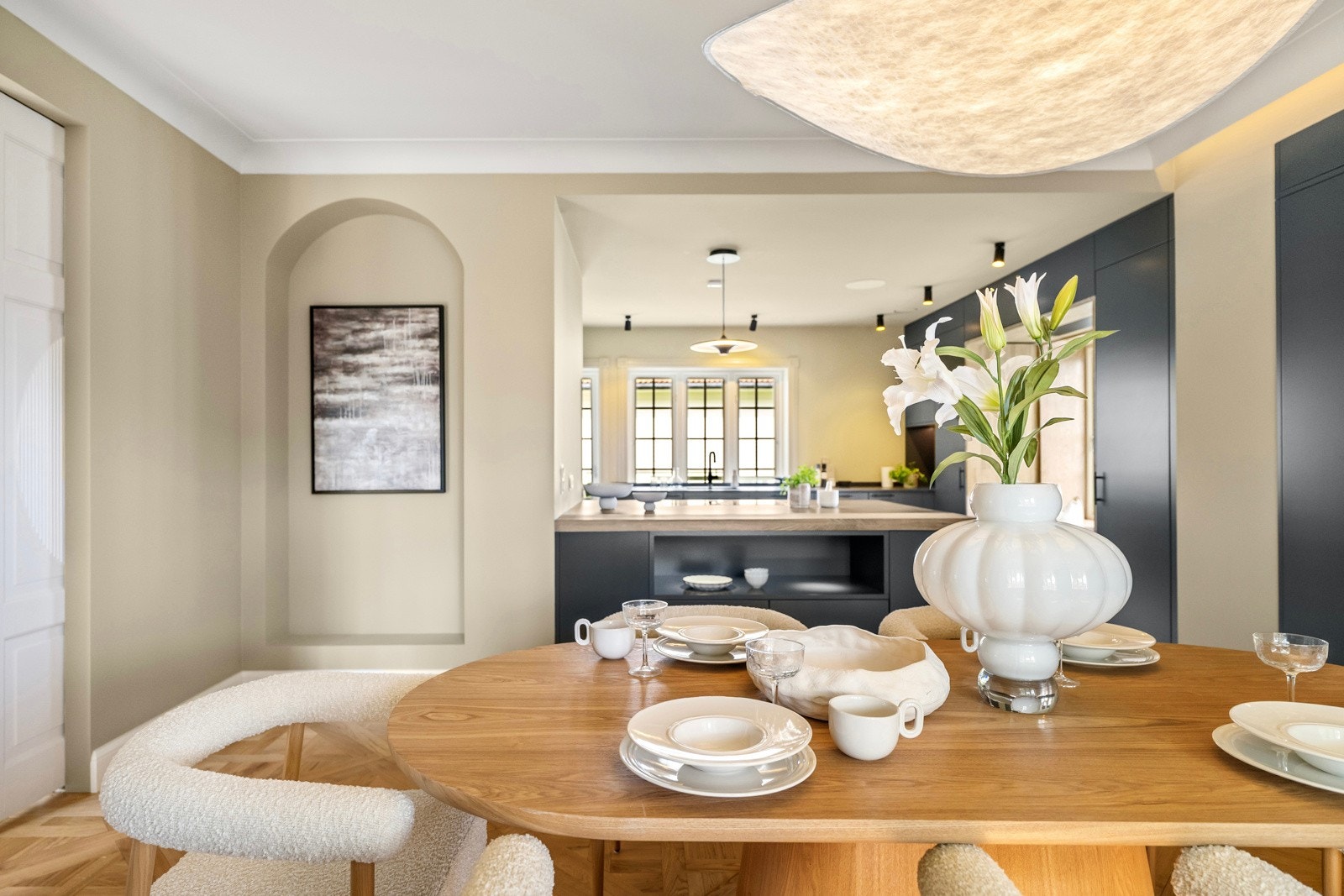 Innredningen har glatte, grå fronter med sorte, påkostede håndtak, kombinert med en eksklusiv benkeplate fra Dekton. Galleribilde