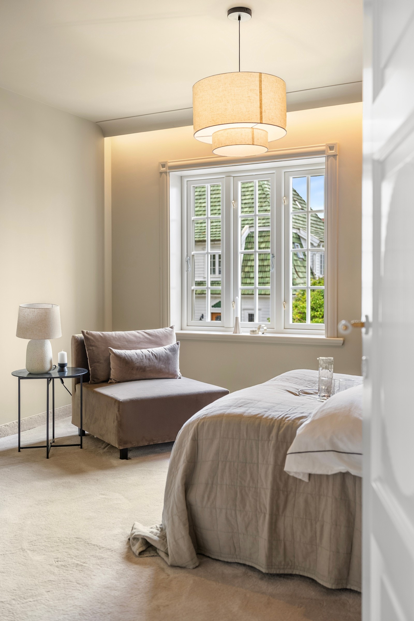 God takhøyde og brede, trefags vinduer med rutete glass og dyp karm gjør rommene ekstra lyse og trivelige. Galleribilde