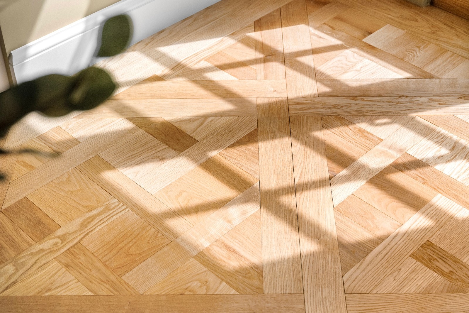 Dagslyset strømmer inn fra smårutete vinduer på to sider, og mot sydøst er det utgang til terrassen. Galleribilde