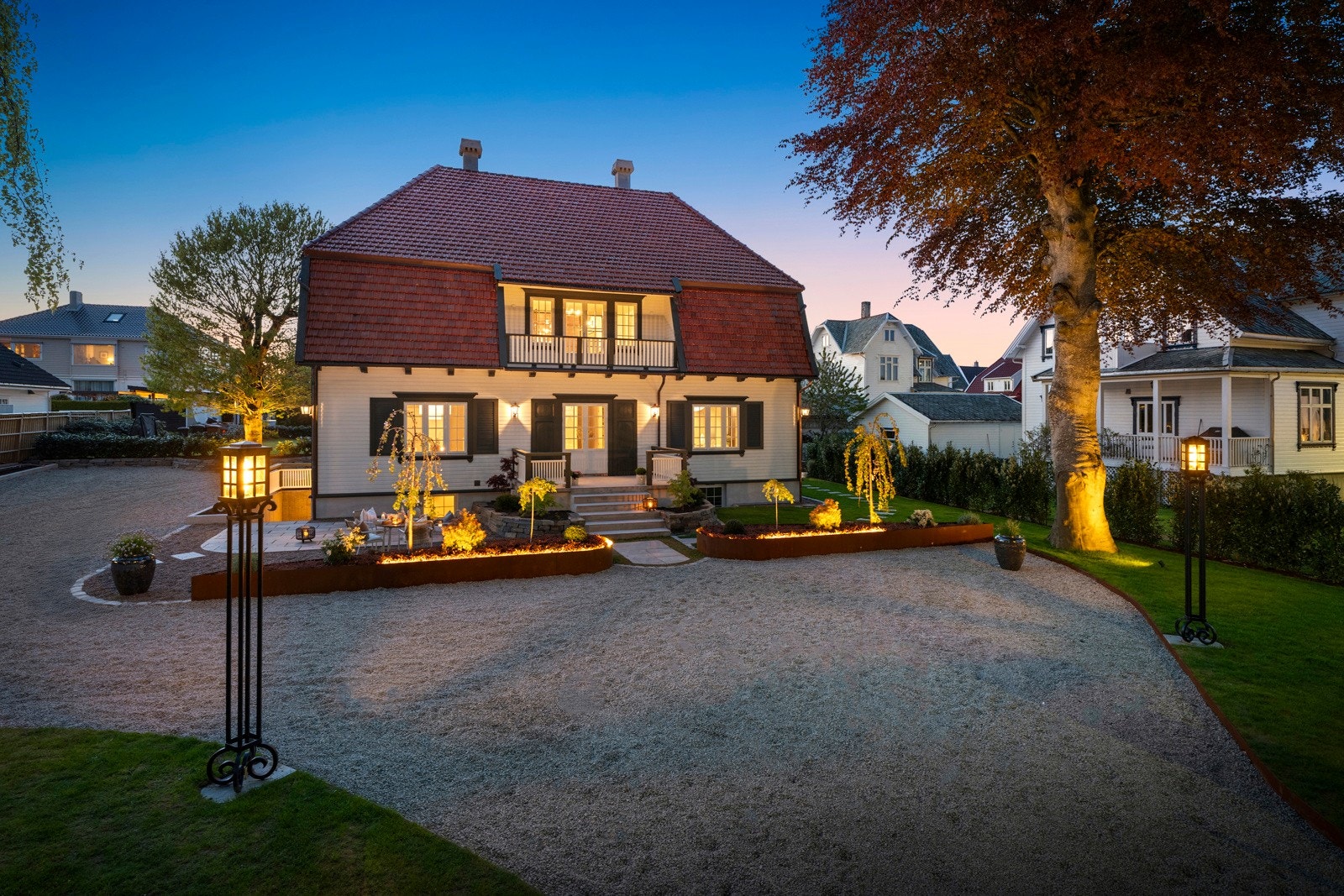 Unike, håndlagede lyktestolper i smijern er plassert på sidene av gårdsplassen, tilsvarende de man ser rundt Breiavannet. Galleribilde