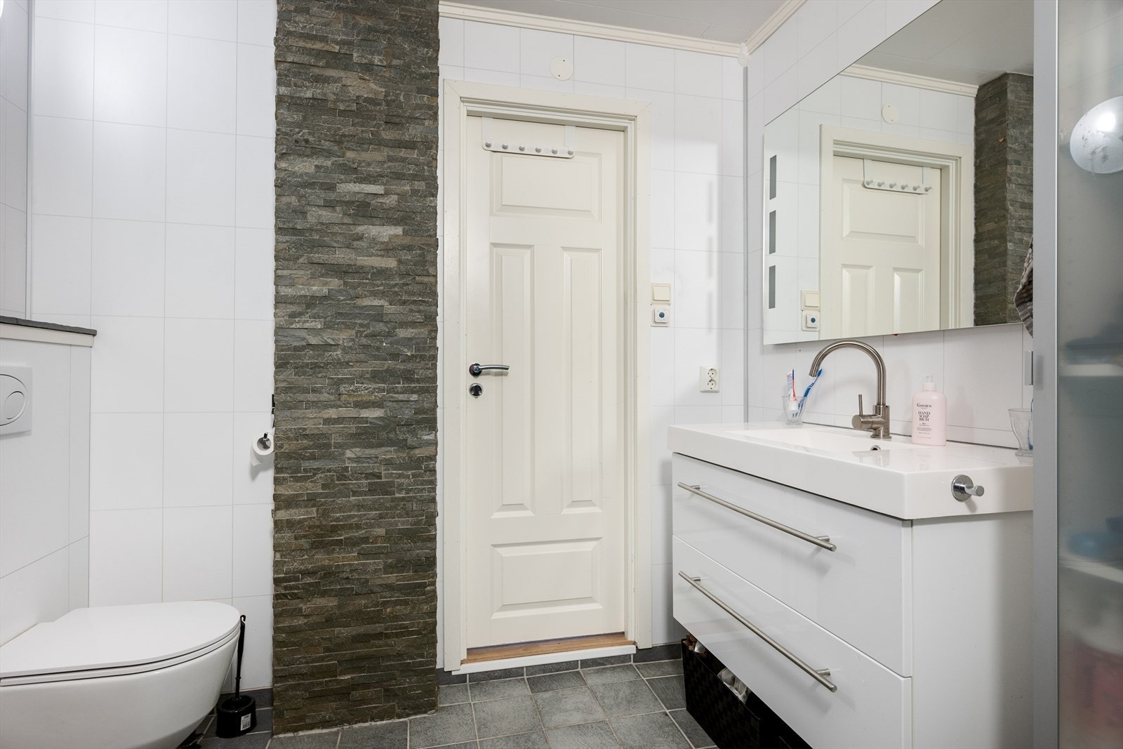 Speilet har integrert belysning. Galleribilde