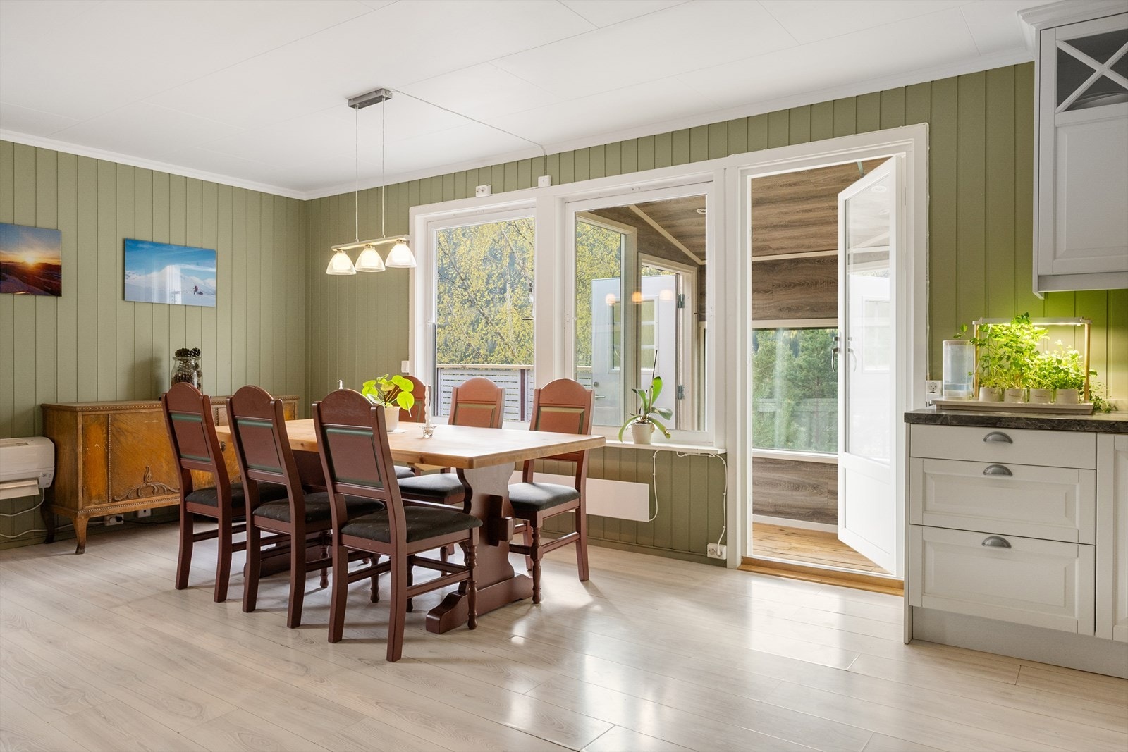 Spisestuen gjør det enkelt å dekke på til flere. Galleribilde