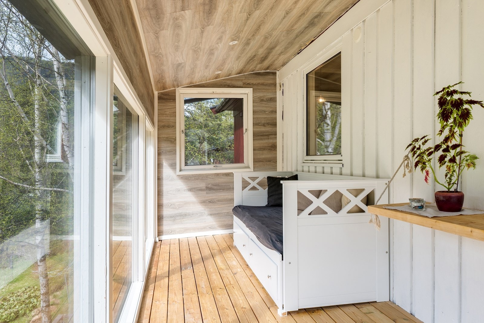 I utestua er det store vinduer, og det er flott utsikt mot områdene omkrig. Galleribilde