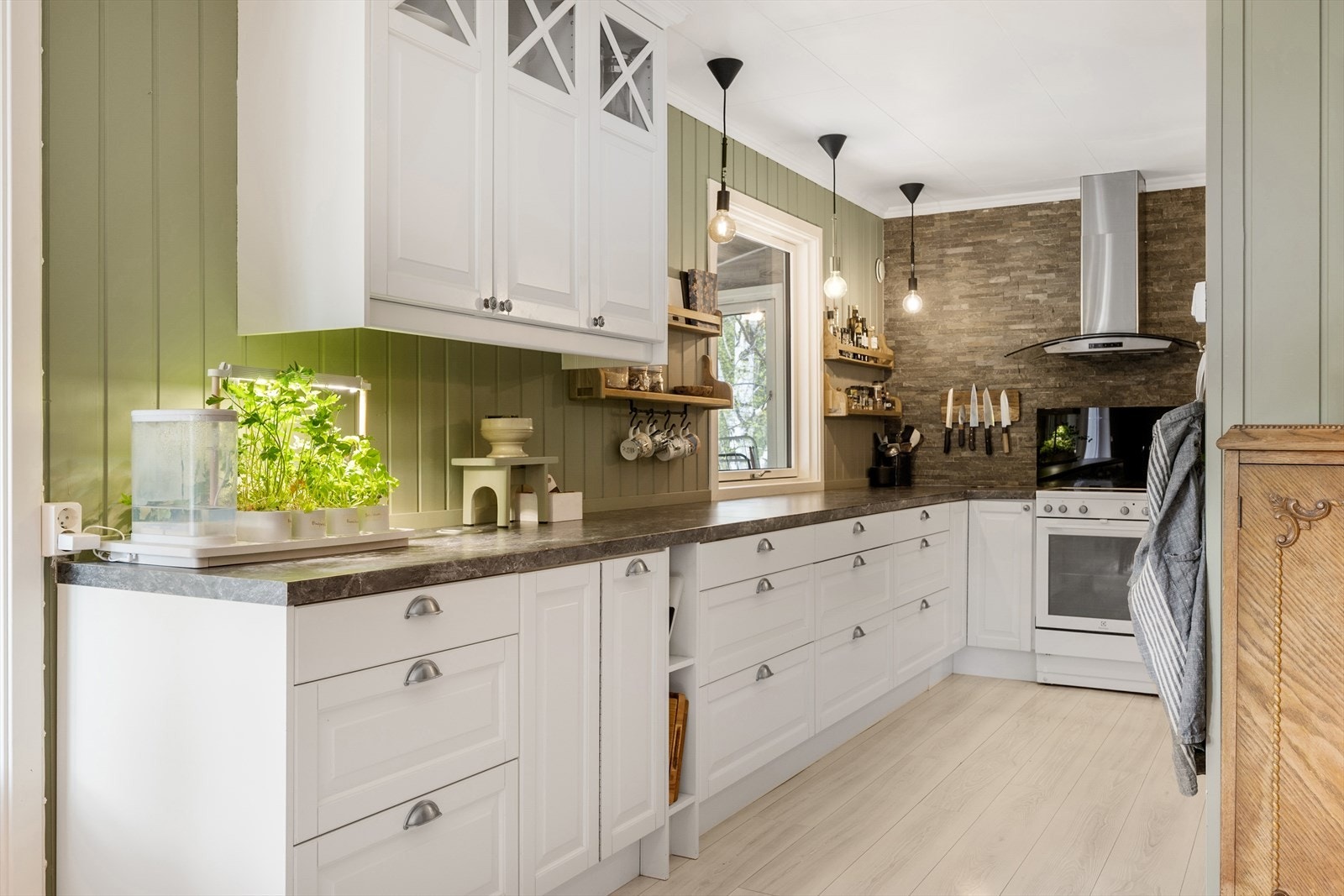 Kjøkkenet har en lys, tidløs innredning med profilerte fronter. Galleribilde