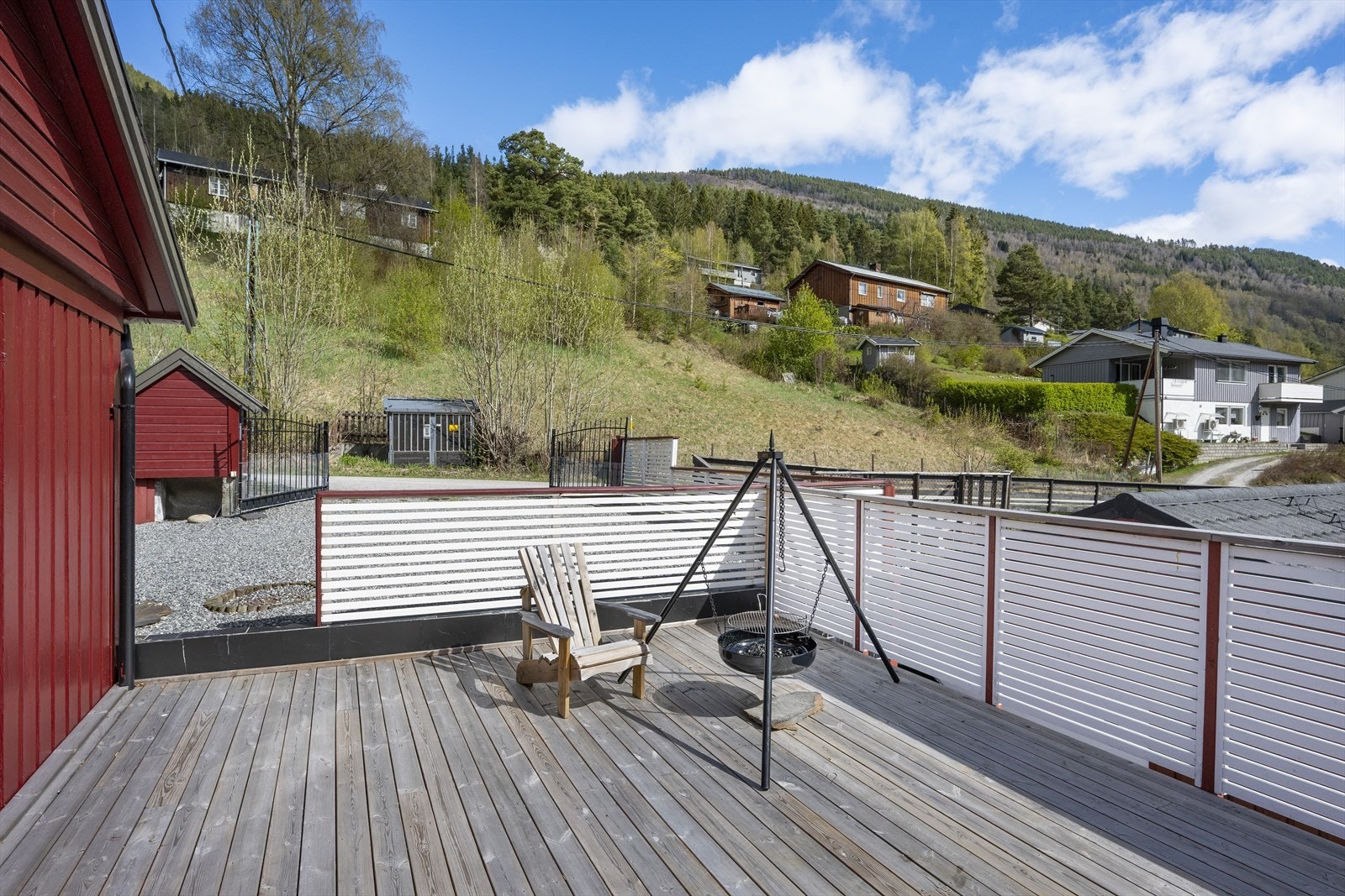 Fra terrassen kan man gå videre ut til gårdsplassen. Galleribilde